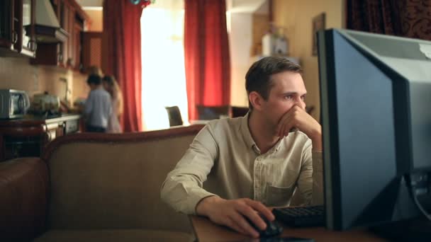 Lavorando al computer a casa, suo marito è deluso dal fallimento dell'accordo, sua moglie è sconvolta. Sono in bancarotta. — Video Stock