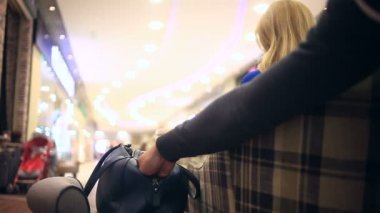 Bir kadın bir kafede onun cüzdan kurnaz bir yankesici tarafından çalındı şüpheli değil. Bir pasta ile kahve içiyor, hırsız bir çanta cüzdan çaldı