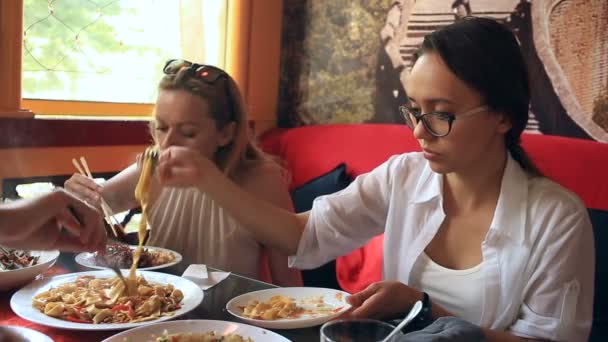 Amigos comen comida china en un restaurante chino . — Vídeos de Stock