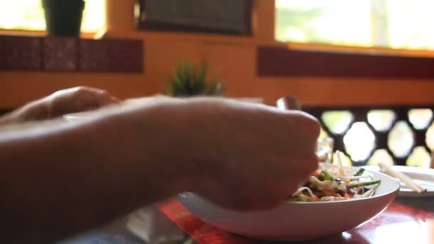 Amigos comem comida chinesa em um restaurante chinês . — Vídeo de Stock