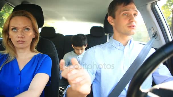 Keluarga, ayah dan anak laki-laki naik mobil, orang tua bertengkar, bersumpah satu sama lain — Stok Video