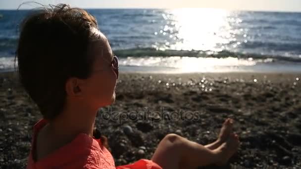 Retrato de una hermosa mujer en el primer plano de la playa. ver chica con gafas de sol sonriendo — Vídeos de Stock