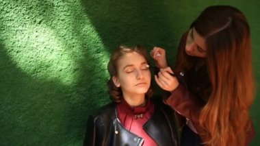 sanatçı bir model üzerinde çalışan profesyonel makyaj. Retro makyaj