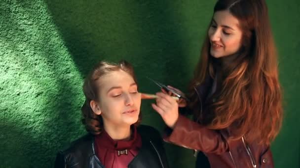 Professionell make up-artist som arbetar på en modell. Retro make-up — Stockvideo