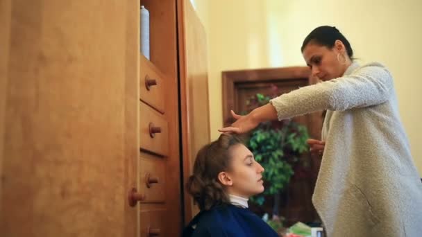 Un coiffeur met ses cheveux dans un sèche-cheveux avec une fille aux cheveux courts. Coiffure rétro — Video