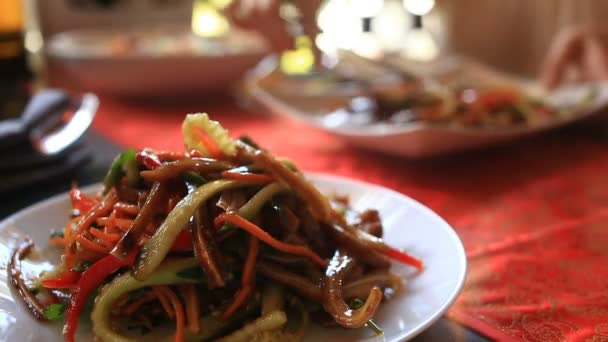 Amigos comem comida chinesa em um restaurante chinês . — Vídeo de Stock