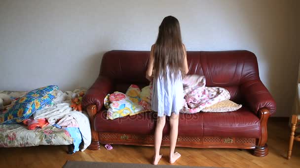 La chica está limpiando en su habitación. Pone las cosas en lugares — Vídeos de Stock