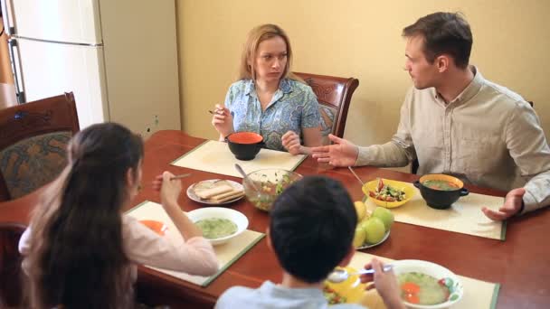 Die Familie speist zu Hause im Speisesaal. Kinder Teenager, Zwillinge und ihre Eltern — Stockvideo