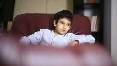 Erkek terapist bir psikolojik danışma bir genç ile yürütmektedir. Çocuk genç bir psikolog resepsiyonda