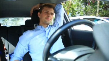 adamın sürücüsü meşgul yolun kenarında sürücüleri koltukta uyuya kalmışım. Arabada bekliyor