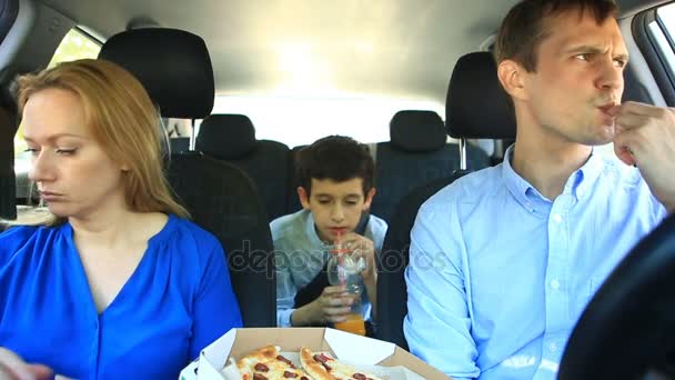 Семья, мама, папа и сын едят пиццу в машине — стоковое видео