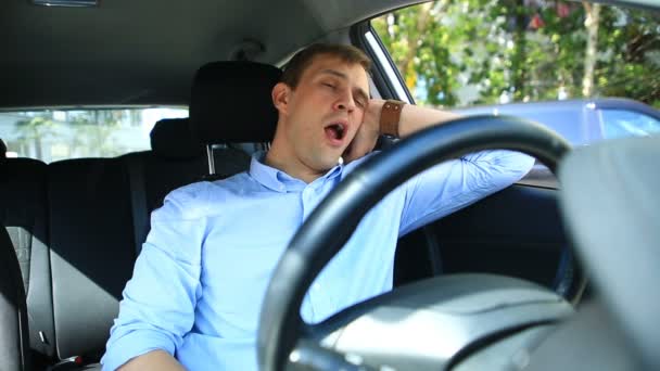 Sopir pria itu tertidur di kursi pengemudi di sisi jalan yang sibuk. Menunggu di dalam mobil — Stok Video