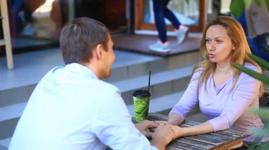 açık bir kafe aşık çift. Bir tarihte güzel kadın ve erkek