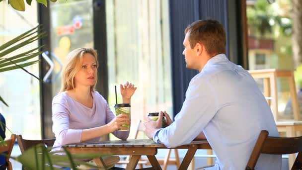 Pareja enamorada en un café al aire libre. Hombre y mujer hermosa en una cita — Vídeo de stock