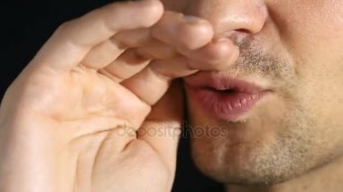 Kameraya bir kişi fısıltı. Dudaklar close-up. siyah bir arka plan üzerinde fısıltı