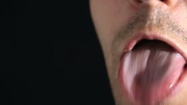 Bir adam çok hızlı bir şekilde hareket dilini, oral seks taklit