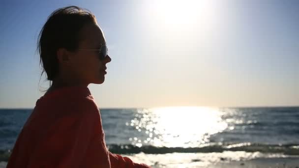 Portrait de belle femme sur la plage gros plan. vue fille avec des lunettes de soleil souriant — Video