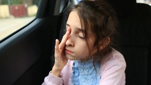 Niña, aburrida en el coche - mirando por la ventana a través de la ventana - reflejo de la calle — Vídeos de Stock