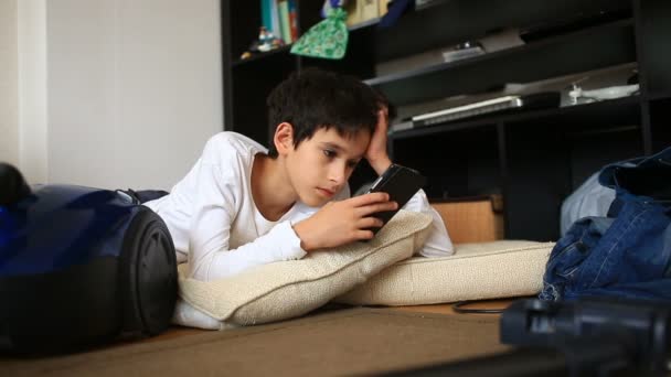 Une adolescente fuit ses devoirs, jouant sur son téléphone portable. Nettoyage de la chambre des enfants. Trouble dans la chambre des adolescents — Video