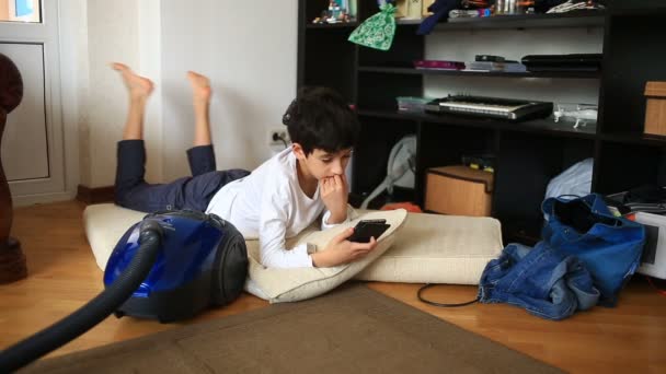 Une adolescente fuit ses devoirs, jouant sur son téléphone portable. Nettoyage de la chambre des enfants. Trouble dans la chambre des adolescents — Video