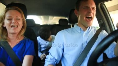 Aile, anne baba ve oğul arabaya binme, onlar şarkı bütün aile ile