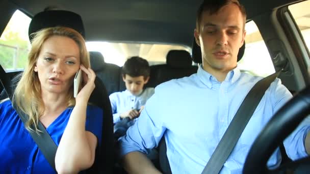 Une fille conduit dans la voiture à côté du conducteur et parle au téléphone — Video