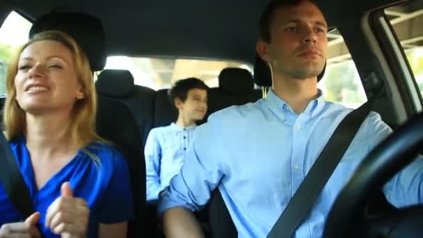 Familia, papá y su hijo montan en coche, cantan canciones con toda la familia — Vídeo de stock