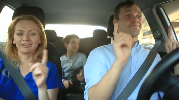 Familie, Mutter, Vater und Sohn fahren im Auto, sie singen Lieder mit der ganzen Familie — Stockvideo