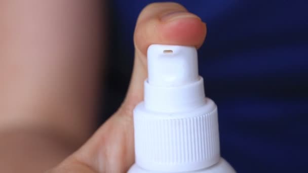 Hydraterende witte crème geperst uit een buis op een witte achtergrond — Stockvideo