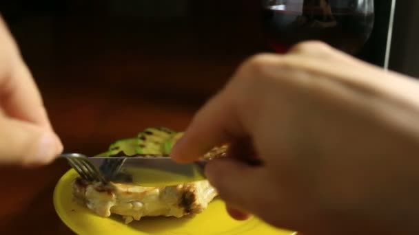Close-up van een kotelet op een bone gekookt op een grill. Gegrild vlees ligt op een schotel met gegrilde groenten. Hete, stoom — Stockvideo
