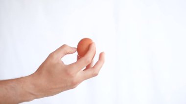 El tutar bir tavuk yumurta beyaz bir arka plan üzerinde mans