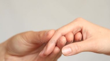 Yakın çekim eller için bir öpücük. Adam kadının el öper. Beyaz arka plan üzerinde izole