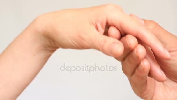 Close-up de um beijo de mãos. O homem beija a mão das mulheres. Isolado sobre fundo branco — Vídeo de Stock