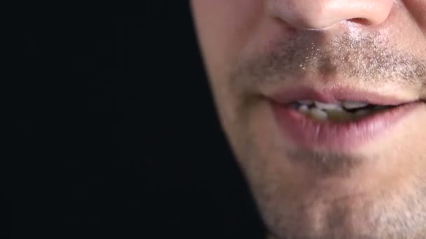 En person viskning i kameran. Närbild på läpparna. viska på svart bakgrund — Stockvideo