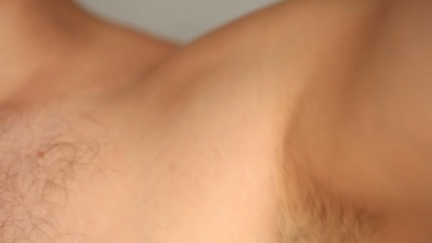 Мужская волосатая подмышка крупным планом — стоковое видео