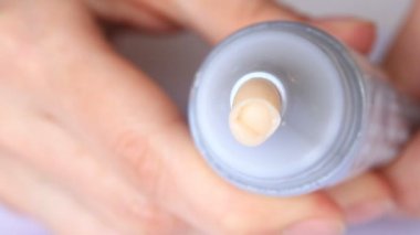 Beyaz zemin üzerinde bir tüp dışarı sıkılmış beyaz krem nemlendirici