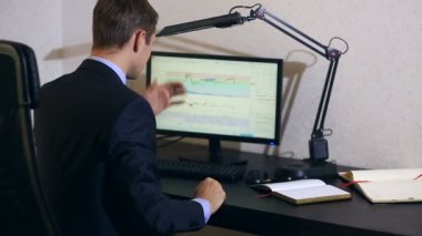 İşadamı Döviz Alım Satım, zamanında değişimler bilgisayar monitörü seyir izler