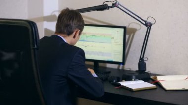 İşadamı Döviz Alım Satım, zamanında değişimler bilgisayar monitörü seyir izler