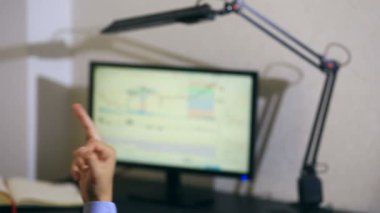 İşadamı Döviz Alım Satım, zamanında değişimler bilgisayar monitörü seyir izler