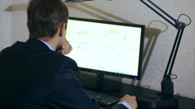 İşadamı Döviz Alım Satım, zamanında değişimler bilgisayar monitörü seyir izler