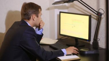 İşadamı Döviz Alım Satım, zamanında değişimler bilgisayar monitörü seyir izler