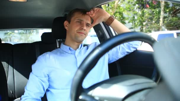 Adamın sürücüsü meşgul yolun kenarında sürücüleri koltukta uyuya kalmışım. Arabada bekliyor — Stok video