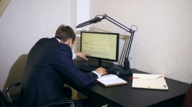 İşadamı Döviz Alım Satım, zamanında değişimler bilgisayar monitörü seyir izler