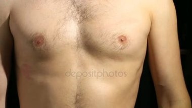 Siyah bir zemin üzerine yalın bir gencin çıplak gövde.