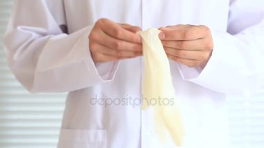 Doktor elbise eldiven eller üzerinde. eller mans