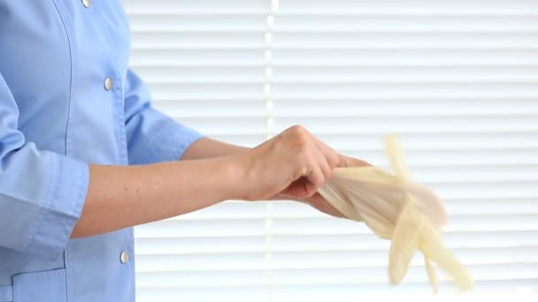 Orvos ruha kesztyűk a kezét. Női kezek — Stock videók