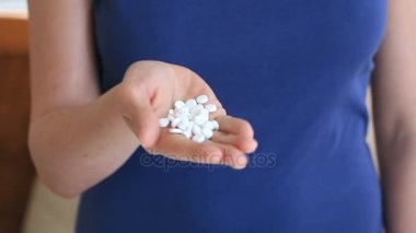 Umutsuz kadın haplarla intihar girişiminde bulunur. Ne zaman provoke intihar, kadın el sallamak şişeyi üzerinden tüm hapları dışarı. Bir avuç hap kadın tutar