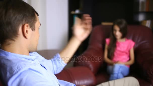 Mannelijke therapeut pleegt een psychologische overleg met een tiener. Het tiener meisje bij een receptie met een psycholoog — Stockvideo
