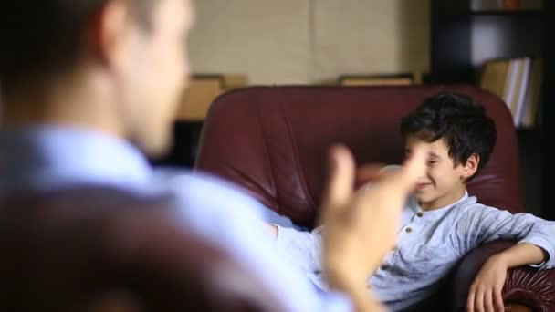 남성 치료사는 십 대와 심리 상담을 실시합니다. 심리학자의 리셉션에서 십 대 소년 — 비디오