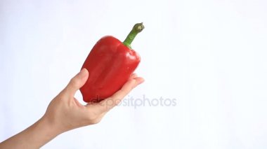 A mans el bir sebze beyaz bir arka plan üzerinde tutarak. Bulgar biber. kırmızı biber